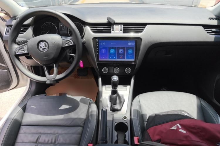 Used Skoda Octavia 2017 1.6L Automatic Smart Drive Edition Center Console