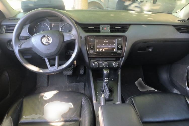 Used Skoda Octavia 2017 1.6L Automatic Front-Wheel Drive Model Center Console