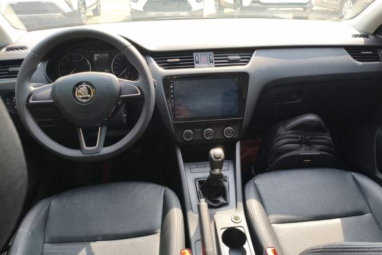 Used Skoda Octavia 2017 Classic Model 1.6L Manual Comfort Edition Center Console