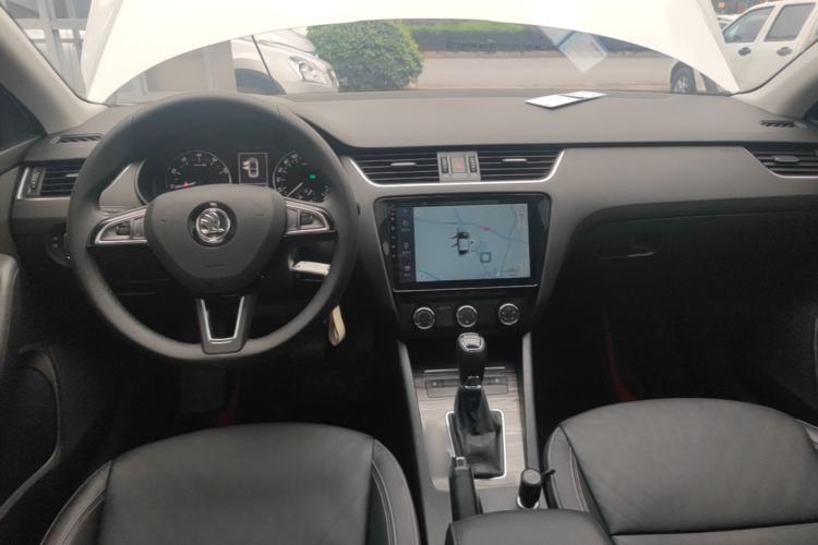 Used Skoda Octavia 2017 1.6L Automatic Smart Drive Edition Center Console