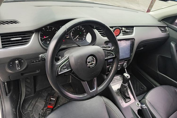 Used Skoda Octavia 2017 1.6L Automatic Smart Drive Edition Center Console