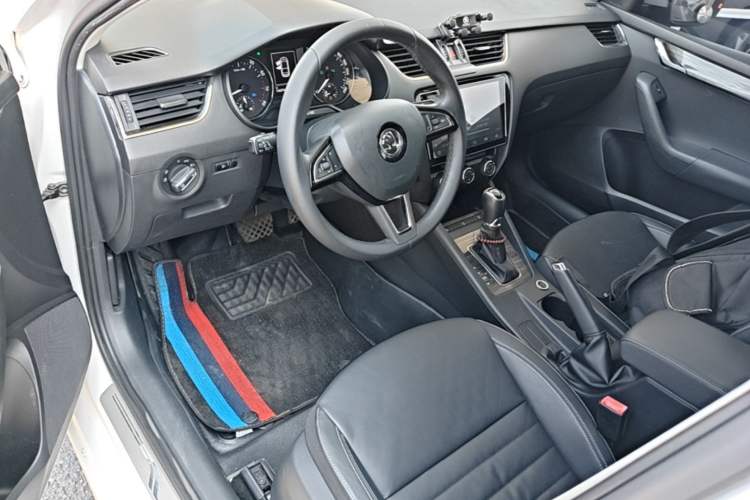 Used Skoda Octavia 2017 1.6L Automatic Smart Drive Edition Center Console