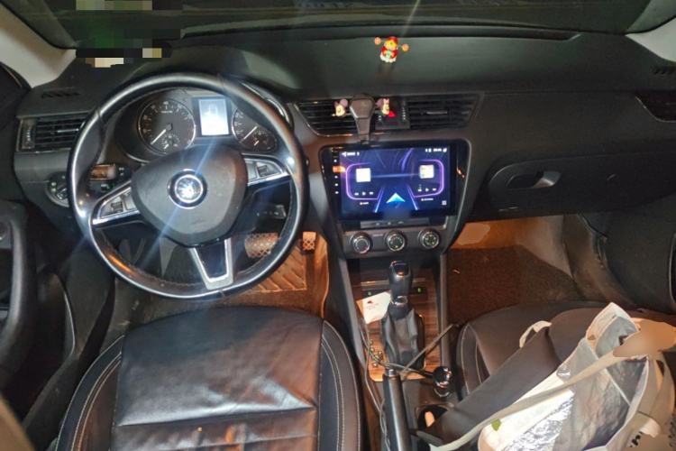 Used Skoda Octavia 2017 1.6L Automatic Smart Drive Edition Center Console