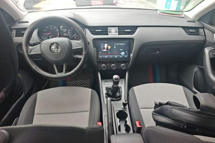 Used Skoda Octavia 2017 Classic Model 1.6L Manual Standard Edition Center Console
