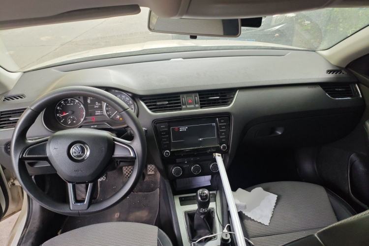 Used Skoda Octavia 2017 1.6L Manual Trend Edition Center Console
