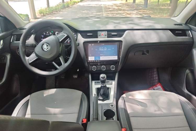 Used Skoda Octavia 2017 1.6L Manual Trend Edition Center Console