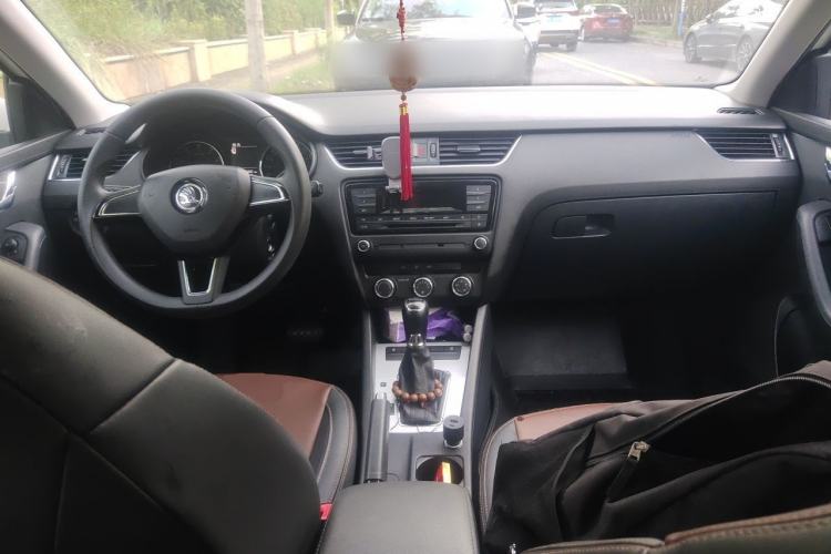 Used Skoda Octavia 2017 1.6L Automatic Chuanxing Edition Center Console