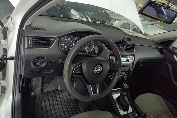 Used Skoda Octavia 2017 1.6L Automatic Chuanxing Edition Center Console