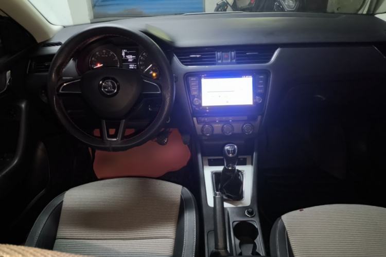 Used Skoda Octavia 2017 1.6L Manual Trend Edition Center Console