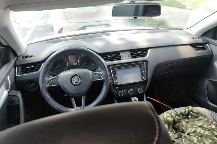 Used Skoda Octavia 2017 1.6L Automatic Chuanxing Edition Center Console