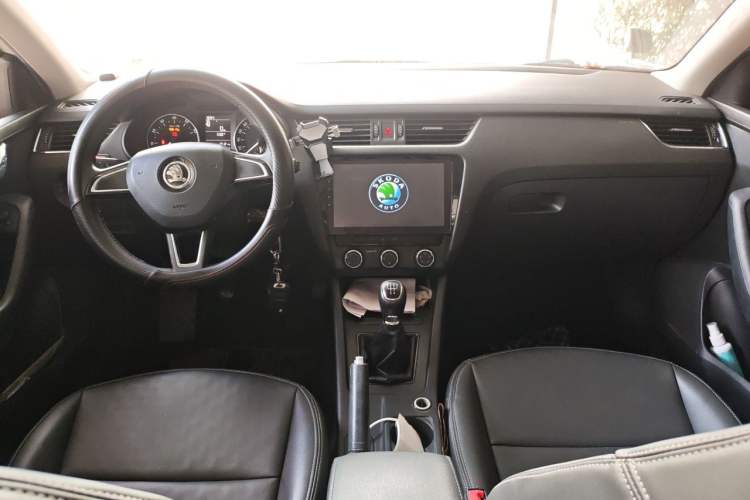 Used Skoda Octavia 2017 Classic Model 1.6L Manual Comfort Edition Center Console