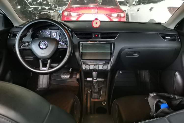 Used Skoda Octavia 2017 1.6L Automatic Smart Drive Edition Center Console