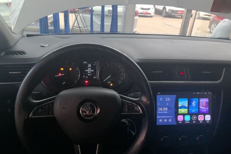 Used Skoda Octavia 2017 1.6L Automatic Smart Drive Edition Center Console