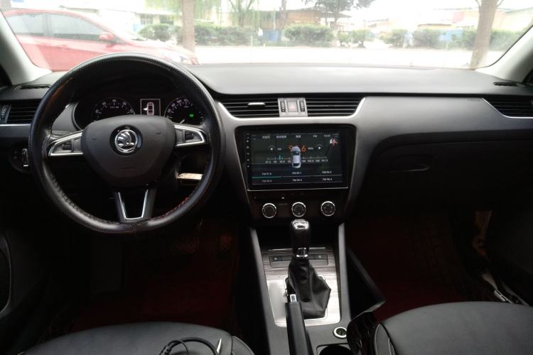 Used Skoda Octavia 2017 1.6L Automatic Smart Drive Edition Center Console