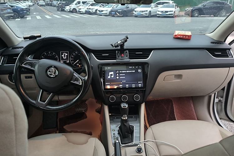 Used Skoda Octavia 2017 TSI280 DSG Smart Drive Edition Center Console