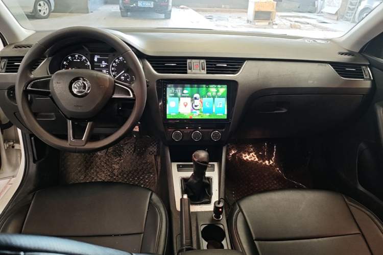Used Skoda Octavia 2017 1.6L Manual Trend Edition Center Console