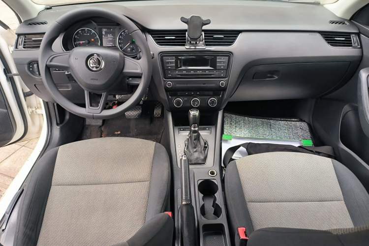 Used Skoda Octavia 2017 Classic Model 1.6L Automatic Standard Edition Center Console