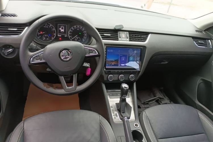 Used Skoda Octavia 2017 1.6L Automatic Smart Drive Edition Center Console