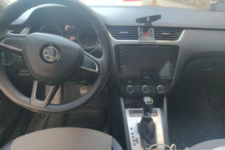 Used Skoda Octavia 2017 1.6L Automatic Chuanxing Edition Center Console