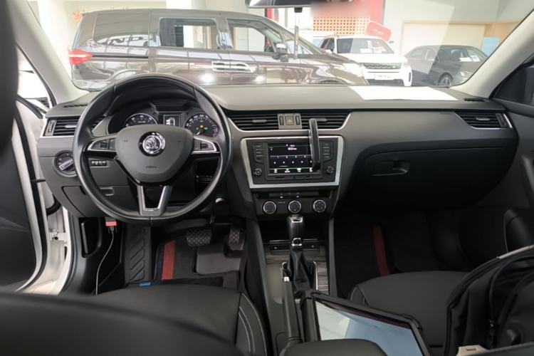 Used Skoda Octavia 2017 TSI280 DSG Smart Drive Edition Center Console