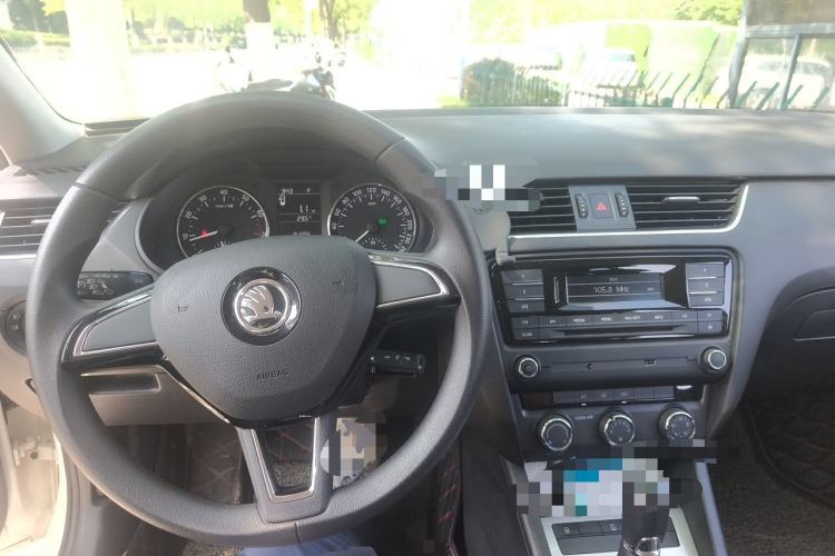 Used Skoda Octavia 2017 1.6L Automatic Chuanxing Edition Center Console