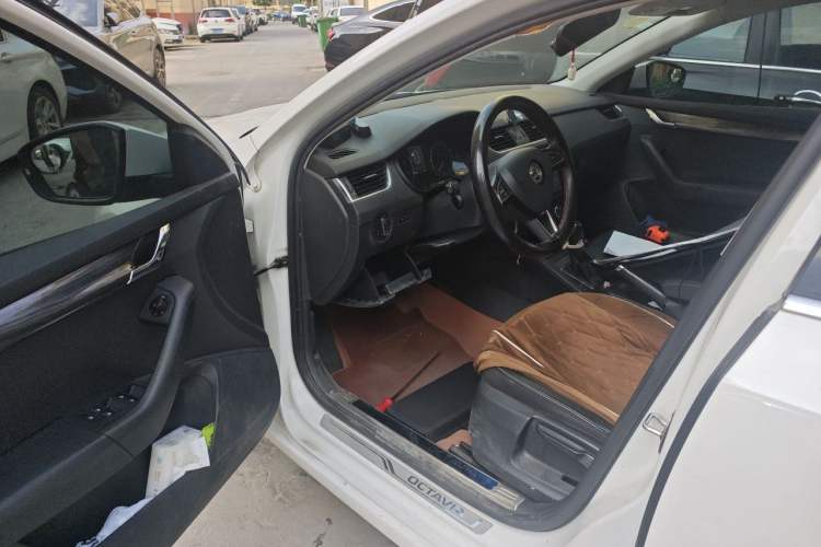 Used Skoda Octavia 2017 1.6L Automatic Smart Drive Edition Driver Seat