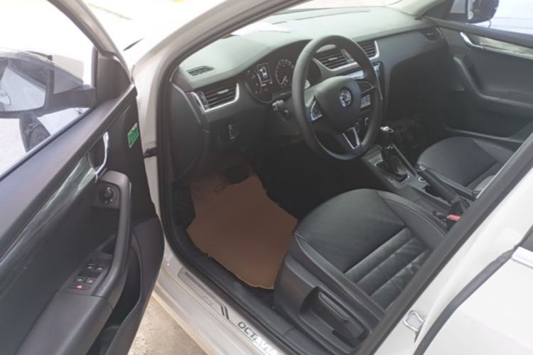 Used Skoda Octavia 2017 1.6L Automatic Smart Drive Edition Driver Seat