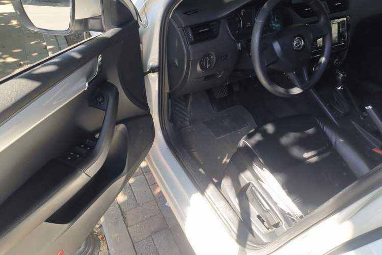 Used Skoda Octavia 2017 1.6L Automatic Front-Wheel Drive Model Driver Seat