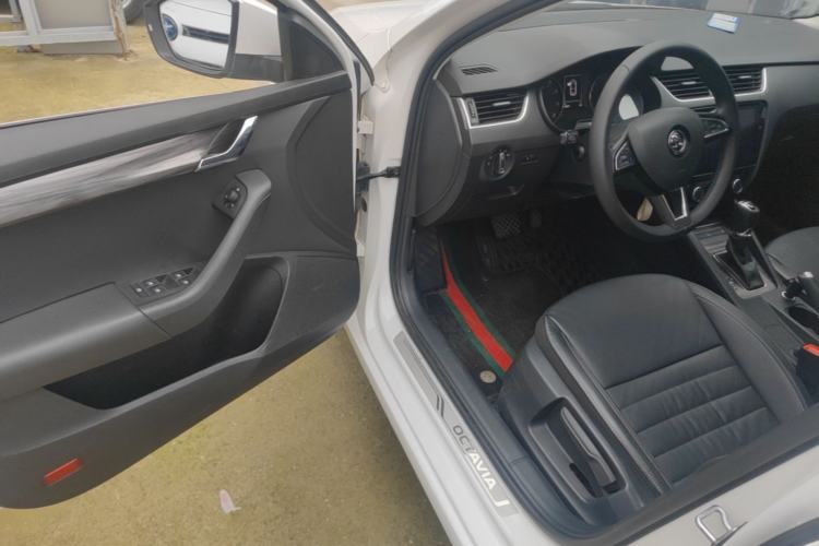 Used Skoda Octavia 2017 1.6L Automatic Smart Drive Edition Driver Seat