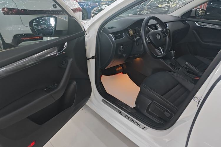 Used Skoda Octavia 2017 1.6L Automatic Smart Drive Edition Driver Seat