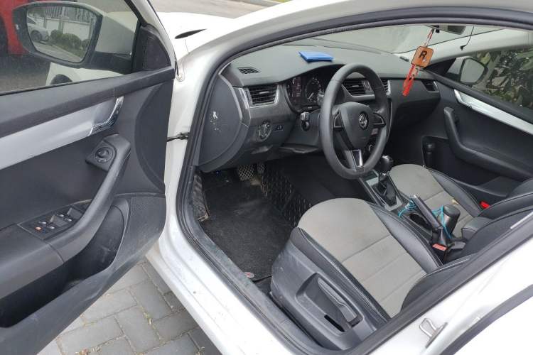 Used Skoda Octavia 2017 1.6L Automatic Chuanxing Edition Driver Seat