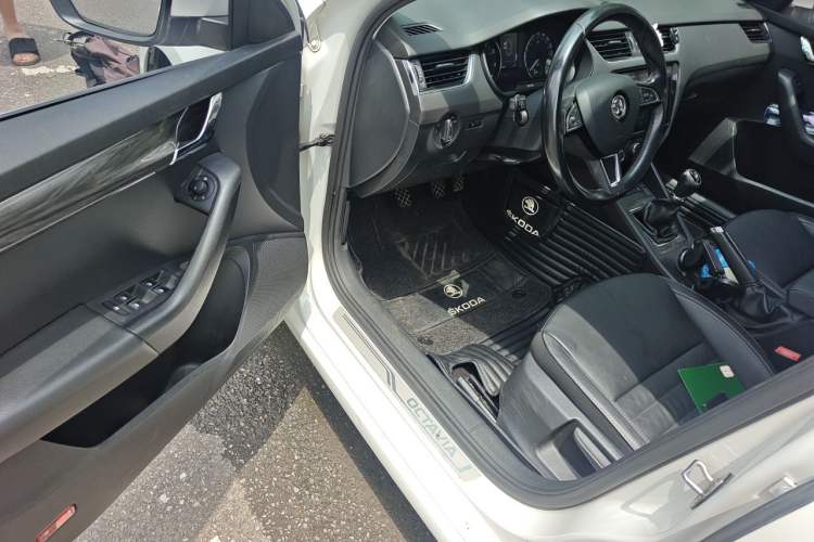 Used Skoda Octavia 2017 1.6L Manual Smart Drive Edition Driver Seat