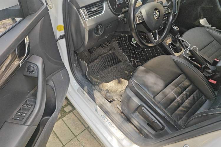 Used Skoda Octavia 2017 1.6L Automatic Smart Drive Edition Driver Seat