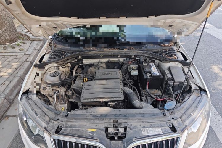 Used Skoda Octavia 2017 1.6L Manual Front-Wheel-Drive Version Engine Bay