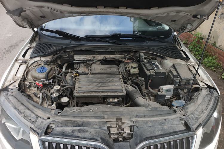 Used Skoda Octavia 2017 1.6L Manual Front-Wheel-Drive Version Engine Bay