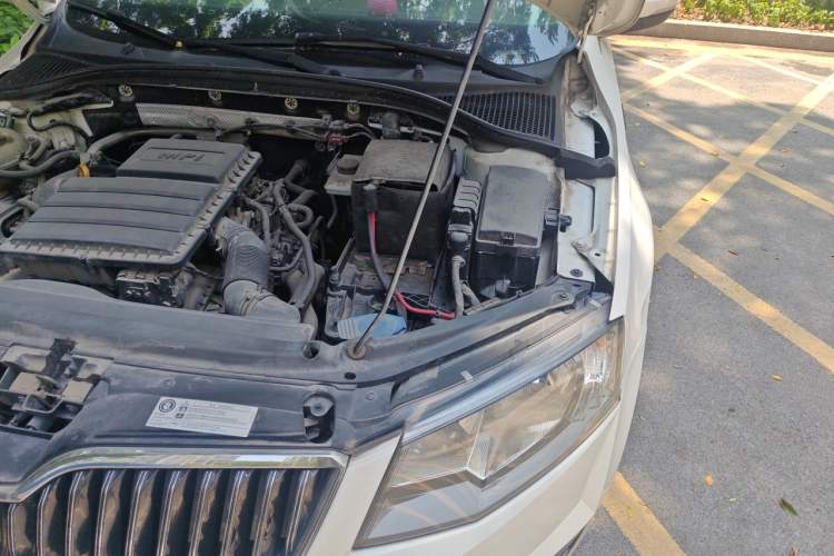 Used Skoda Octavia 2017 1.6L Manual Trend Edition Engine Bay Left