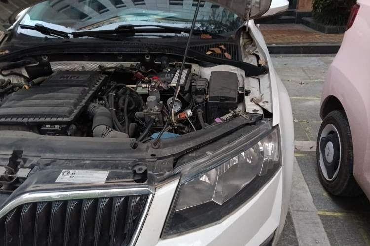 Used Skoda Octavia 2017 Classic Model 1.6L Manual Standard Edition Engine Bay Left