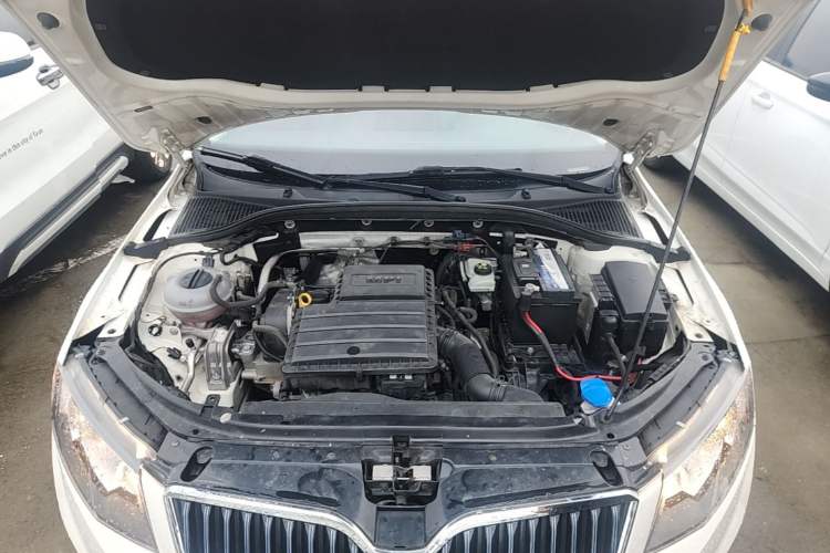 Used Skoda Octavia 2017 1.6L Automatic Chuanxing Edition Engine Bay