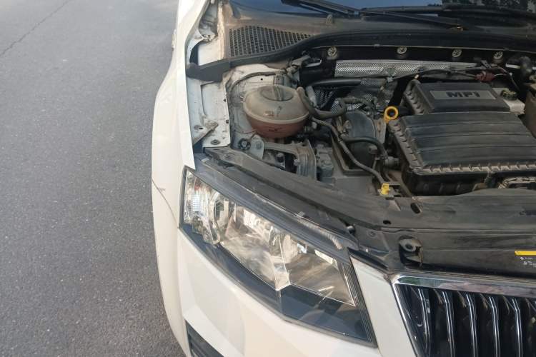 Used Skoda Octavia 2017 1.6L Manual Smart Drive Edition Engine Bay Right