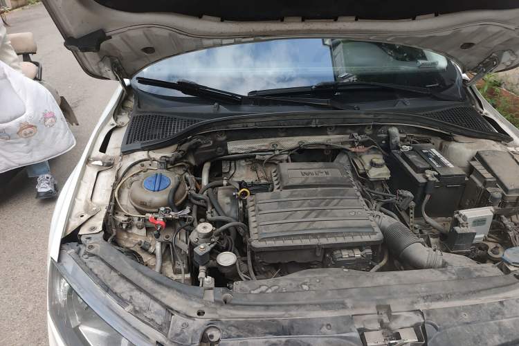 Used Skoda Octavia 2017 1.6L Manual Front-Wheel-Drive Version Engine Bay Right