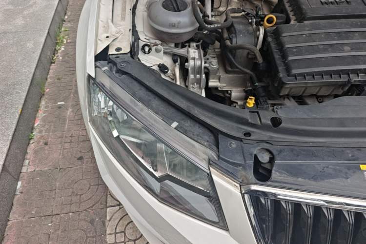 Used Skoda Octavia 2017 Classic Model 1.6L Manual Standard Edition Engine Bay Right
