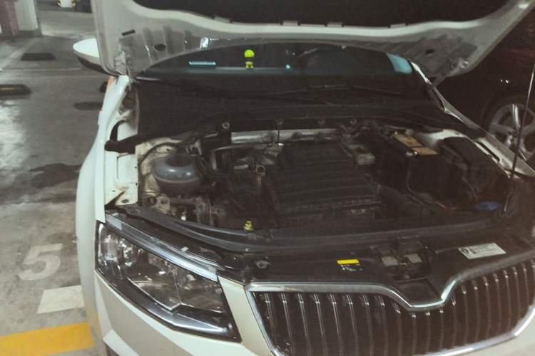 Used Skoda Octavia 2017 1.6L Automatic Chuanxing Edition Engine Bay Right