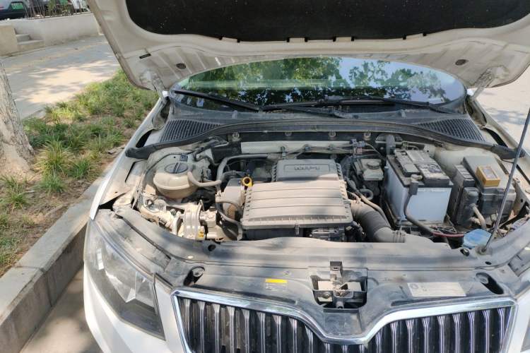 Used Skoda Octavia 2017 1.6L Automatic Chuanxing Edition Engine Bay Right
