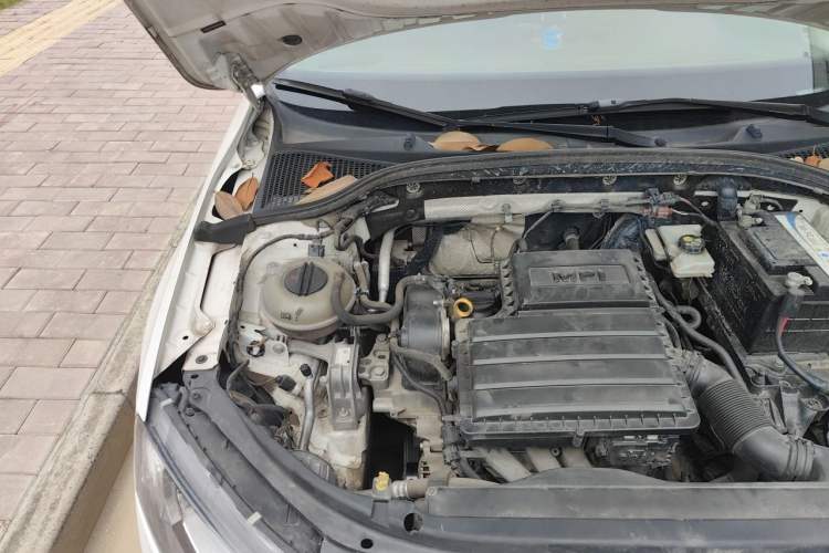 Used Skoda Octavia 2017 1.6L Manual Smart Drive Edition Engine Bay Right