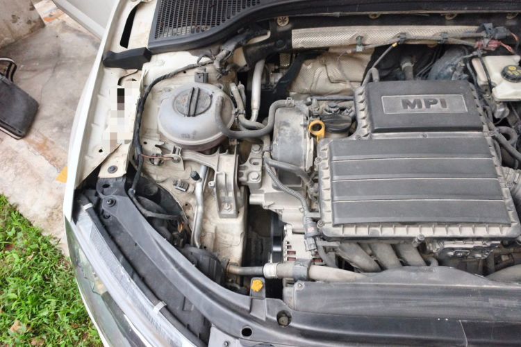 Used Skoda Octavia 2017 1.6L Automatic Front-Wheel Drive Model Engine Bay Right