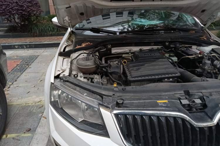 Used Skoda Octavia 2017 Classic Model 1.6L Manual Standard Edition Engine Bay Right