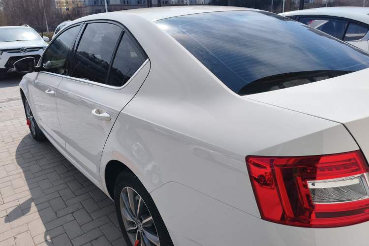 Used Skoda Octavia 2017 Classic Model 1.6L Manual Comfort Edition Exterior 2