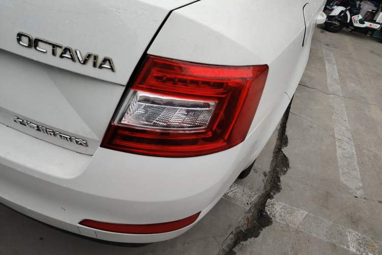 Used Skoda Octavia 2017 Classic Model 1.6L Automatic Standard Edition Exterior 3
