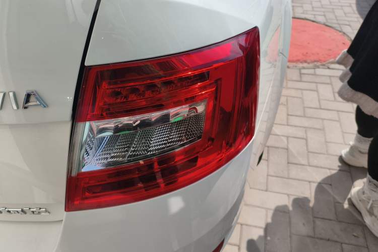 Used Skoda Octavia 2017 Classic Model 1.6L Manual Comfort Edition Exterior 3