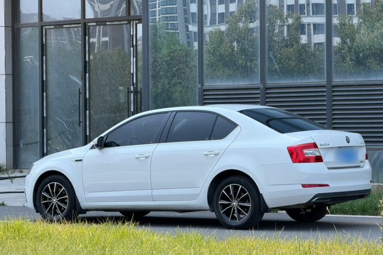 Used Skoda Octavia 2017 1.6L Automatic Smart Drive Edition Exterior 4